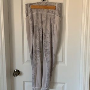 Lululemon Breezy Dot crops